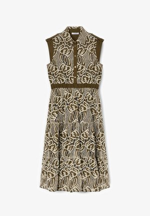 Vestido sin mangas hasta la rodilla con cuello verde oliva, cierre de botones al frente y diseño superpuesto de encaje floral beige sobre tela verde oliva.