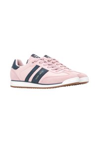 Las zapatillas de ante rosa presentan acentos en azul marino con dobles rayas y una suela de goma blanca. El diseño incluye un acabado texturizado y detalles cosidos.