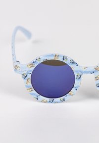Lunettes de soleil rondes avec une monture en plastique bleu clair, ornées d'un motif ludique de personnages de bande dessinée sur les bords et de verres foncés.