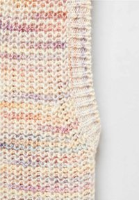 Strickstoff in pastel Farben, mit einer weichen Textur und abwechselnden Streifen in Rosa, Creme und Lavendel, umrandet von einem strukturierten Rand.