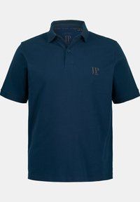 Polo shirt bleu marine en coton, avec un col à deux boutons, des manches courtes et un petit logo doré "JP 1880" sur la poitrine.