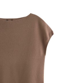 Hnědý pletený top s širokým výstřihem a krátkými rukávy ve stylu cap. Tkanina má hladkou texturu a jemný elastický efekt. Bez viditelných vzorů.