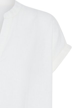 Hvid kortærmet skjorte med rund halsudskæring og let opsmøgede ærmer.