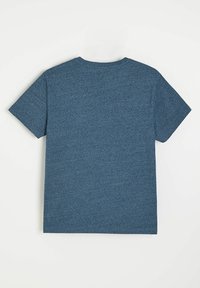 Niebieska koszulka z krótkim rękawem, wykonana z fakturowanej tkaniny. Prosty fason z okrągłym dekoltem i bez wzorów. Widok z tyłu.