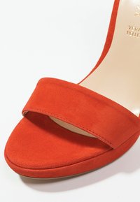 MAI PIÙ SENZA Sandalias de tacón - red