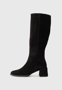 Bottes noires en daim montant jusqu'au genou, avec un talon carré, présentant une texture lisse et un bout arrondi. Design simple et classique sans ornements supplémentaires.