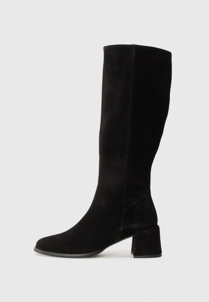 Bottes noires en daim montant jusqu'au genou, avec un talon carré, présentant une texture lisse et un bout arrondi. Design simple et classique sans ornements supplémentaires.
