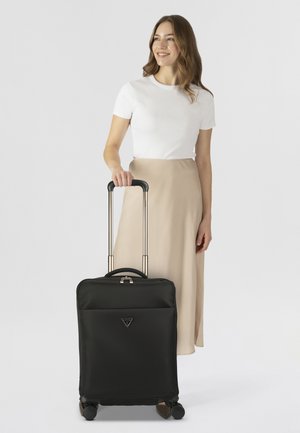 Schwarzer Rollkoffer mit glattem Stoff, silbernen Akzenten, Tragegriff oben und ausziehbarem Griff; vier Räder für einfache Mobilität.