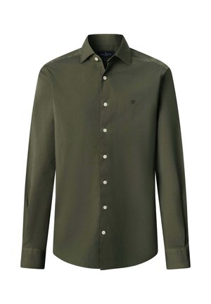 Camisa de manga larga color verde oliva hecha de tela suave, con cierre de botones en la parte delantera, un pequeño logo en el pecho y un cuello clásico.
