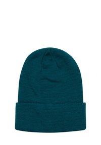 Căciulă tricotată teal, cu un manșon pliabil și o textură simplă, netedă. Partea de sus are o coroană rotundă, potrivită pentru vreme rece.