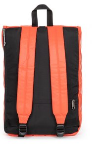 Sac à dos avec un design rouge et noir, des bretelles rembourrées, une poignée supérieure et une poche zippée sur le côté pour un stockage supplémentaire.