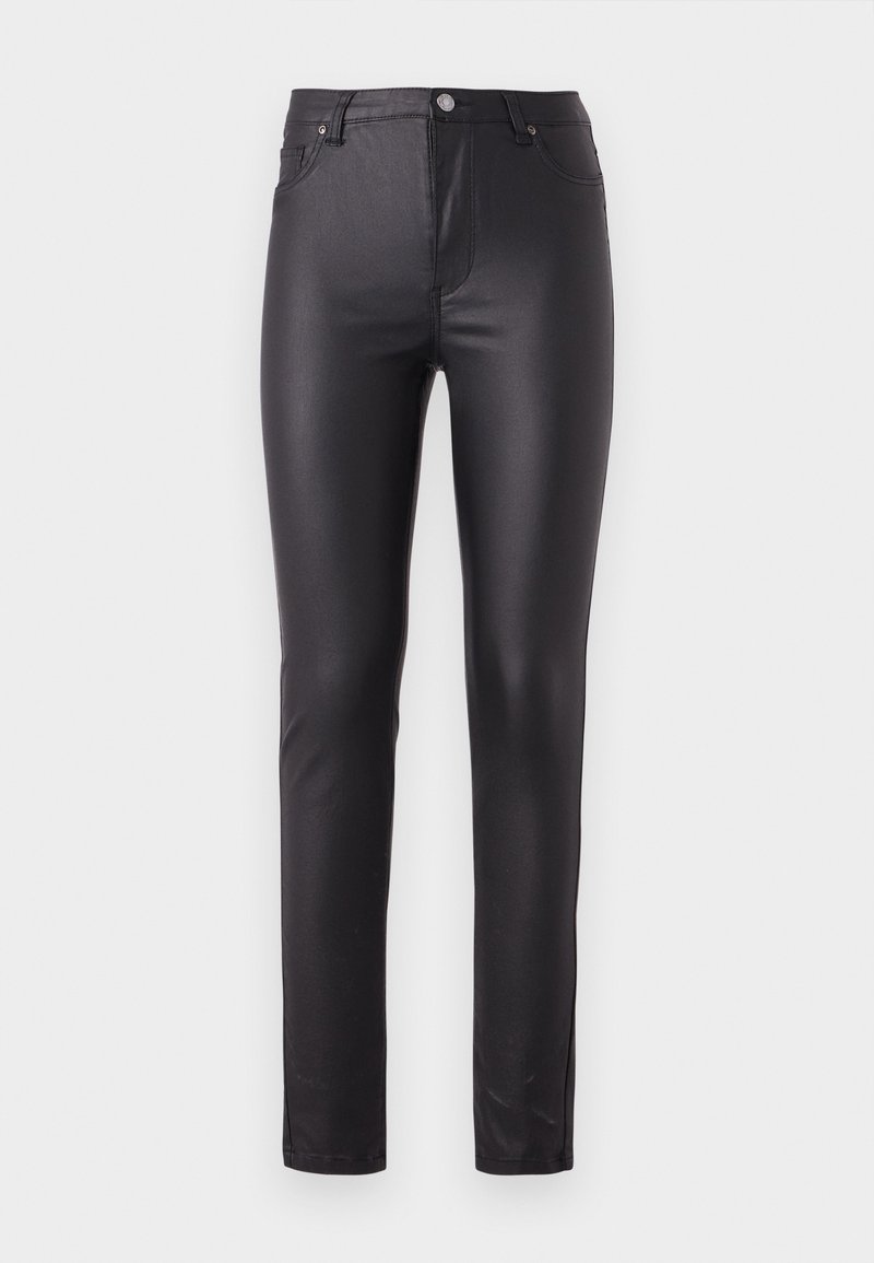 Jeans noirs ajustés fabriqués dans un tissu lisse et brillant. Les caractéristiques incluent un design classique à cinq poches et une fermeture à bouton à l'avant.