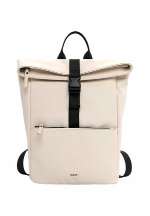 Rygsæk med foldover-låg i cremefarve med sort spænde-rem, lynlåslomme foran, lille "RUE'09" tekst samt sorte håndtag og skulderremme.