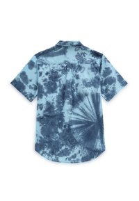 Koszula z krótkim rękawem w jasnoniebieskim kolorze z ciemnoniebieskimi wzorami tie-dye. Posiada kołnierzyk i okrągły dół. Miękka, gładka tekstura.