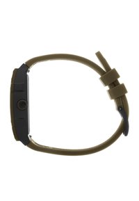 Reloj digital con una esfera rectangular negra, correa de goma verde y un acabado texturizado. Presenta un botón lateral y un cierre ajustable.