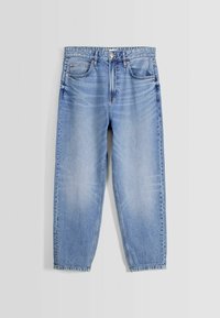 Ljusblå denimjeans med en avslappnad passform, som har fem fickor, knappstängning och lätt blekning på låren.