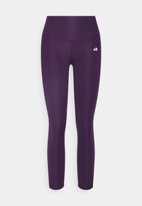 Fialové legíny vyrobené z elastického materiálu, s vysokým páskem a malým logem po straně. Hladká textura a obepínající design.
