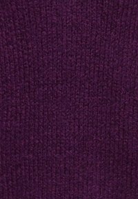 Lila Strickstoff mit einer weichen, strukturierten Oberfläche. Verfügt über eine gleichmäßige, enge Webart mit leichter Dehnbarkeit, die Flexibilität ermöglicht.