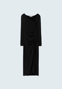 Robe midi noire à manches longues avec des fronces sur le devant et un décolleté asymétrique, présentée sur un fond clair.