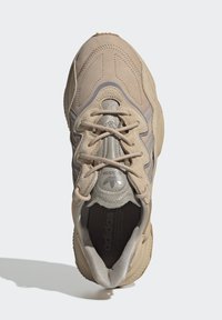 adidas Originals OZWEEGO UNISEX - Αθλητικά παπούτσια - stpanu/lbrown/solred