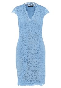 Hellblaues Spitzenkleid mit kurzen Ärmeln, V-Ausschnitt und Blumenmuster. Figurbetonte Form und gezackter Saum verleihen einen strukturierten, eleganten Look.