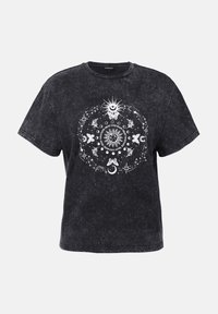 Svart, kortermet t-skjorte med en falmet tekstur som har et sentralt hvitt grafisk design av stjerner, måner og sommerfugler i et sirkulært mønster.