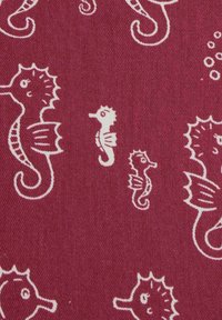 Roter Stoff mit einem wiederholten Muster aus weißen Seepferdchen in unterschiedlichen Größen, mit detaillierten Flossen und Gesichtszügen.