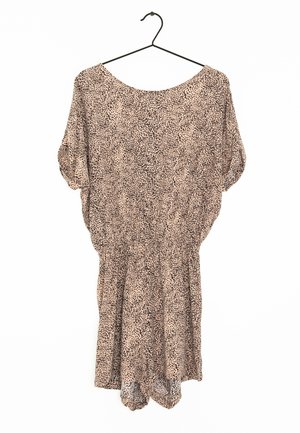 Bruine en zwarte jurk met patroon, korte mouwen, een wijd decolleté en een taille die is aangesnoerd, hangend aan een zwarte hanger tegen een witte achtergrond.