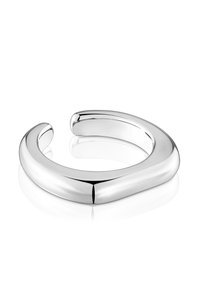 Bracciale in argento con superficie liscia e lucida, caratterizzato da un design geometrico curvo e estremità leggermente appiattite.