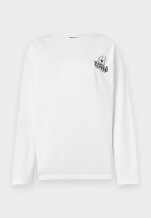 Chemise blanche à manches longues avec un petit logo noir sur la poitrine représentant un personnage de bagel souriant et le texte "Bagels & Coffee Manhattan, New York."