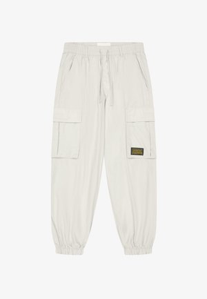 Lichtgrijze cargobroek met een elastische taille, trekkoord, twee zijzakken en twee cargozakken met een zwart labeldetail.