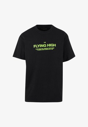 Sort bomulds T-shirt med korte ærmer, der har fed, fluorescerende grøn tekst: "I BE FLYING HIGH" og yderligere lille tekst nedenfor.