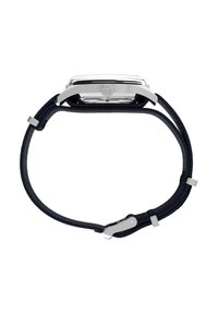 Stříbrné kovové hodinky s obdélníkovým ciferníkem a průhledným sklíčkem. Tmavě modrý kožený řemínek má stříbrné kovové prvky a hladkou texturu.