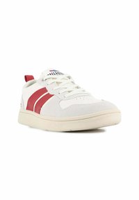 Sneaker bianche con dettagli rossi, con un pannello in suede grigio testurizzato e lacci piatti. Suola in gomma con battistrada decorato. Logo visibile sulla linguetta.