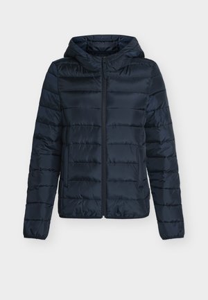 Veste matelassée bleu marine avec fermeture éclair à l'avant, capuche et poignets élastiques. Présente des coutures horizontales et deux poches latérales. Texture lisse et brillante.