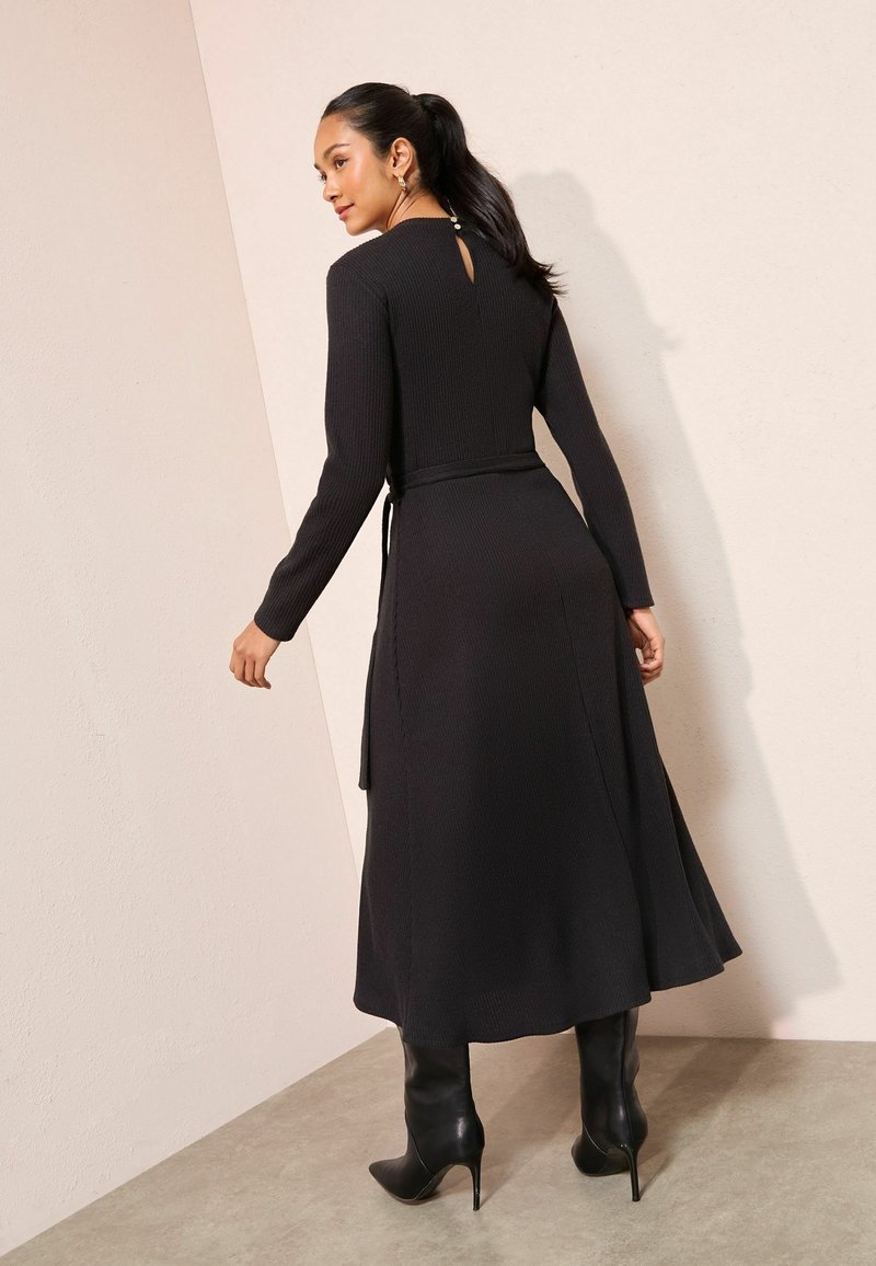 Friends Like These PETITE FIT LONG SLEEVE BELTED COSY Gebreide