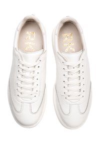 Białe skórzane trampki o teksturowanym wykończeniu, z wiązaniem i subtelnymi akcentami po bokach. Wnętrze zdobi złote logo.