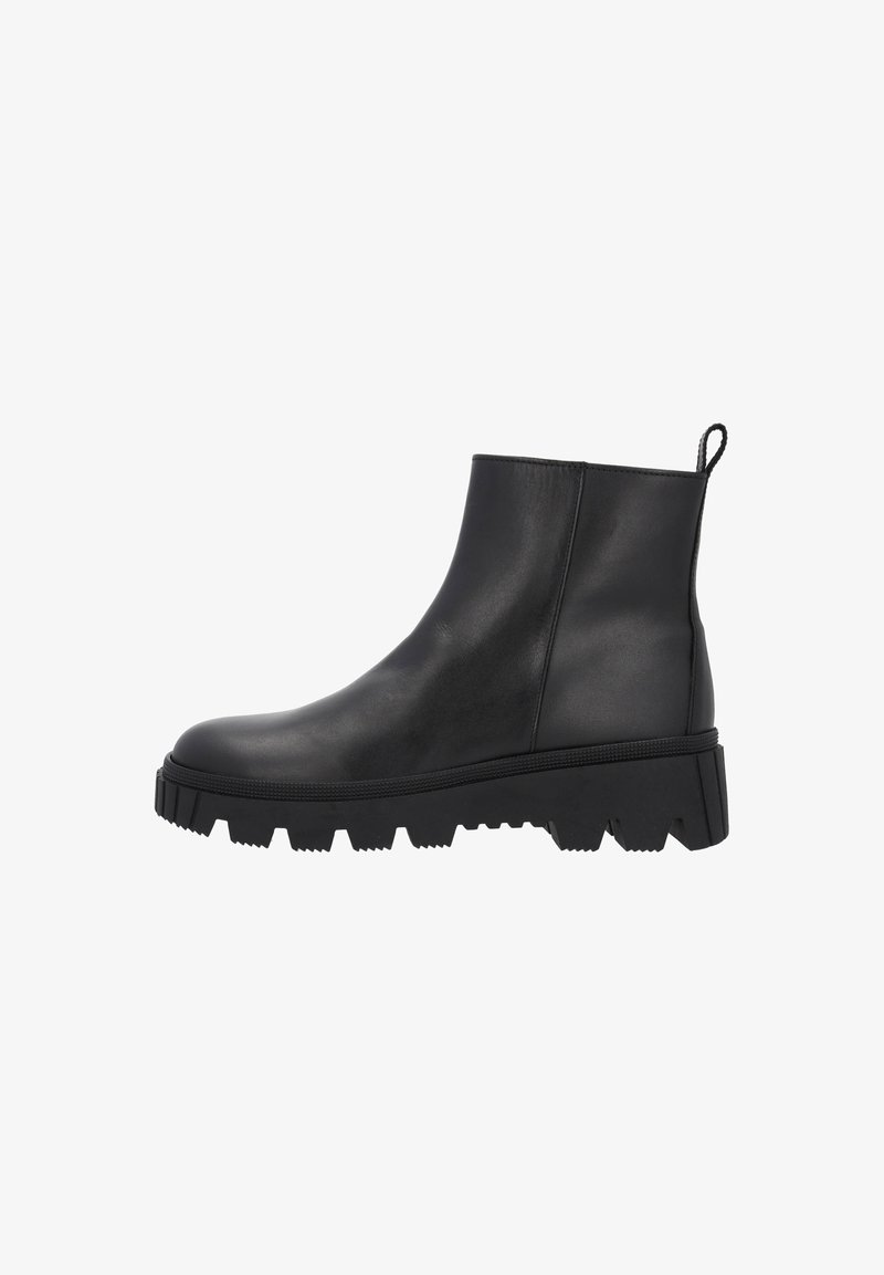 Les bottines en cuir noir présentent un bout arrondi, une semelle épaisse avec un bord dentelé et une boucle à l'arrière pour un enfilage facile.