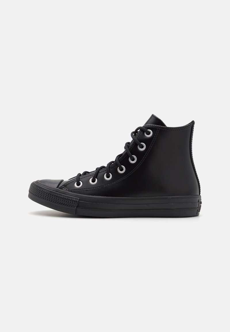 Schwarze High-Top-Sneaker aus glattem Leder mit weißen Metallösen, einer runden Zehenkappe und einer strukturierten Gummisohle.