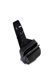 Borsa a tracolla nera con finitura testurizzata, dotata di scomparto principale con zip, cinturino regolabile e cuciture bianche a contrasto.