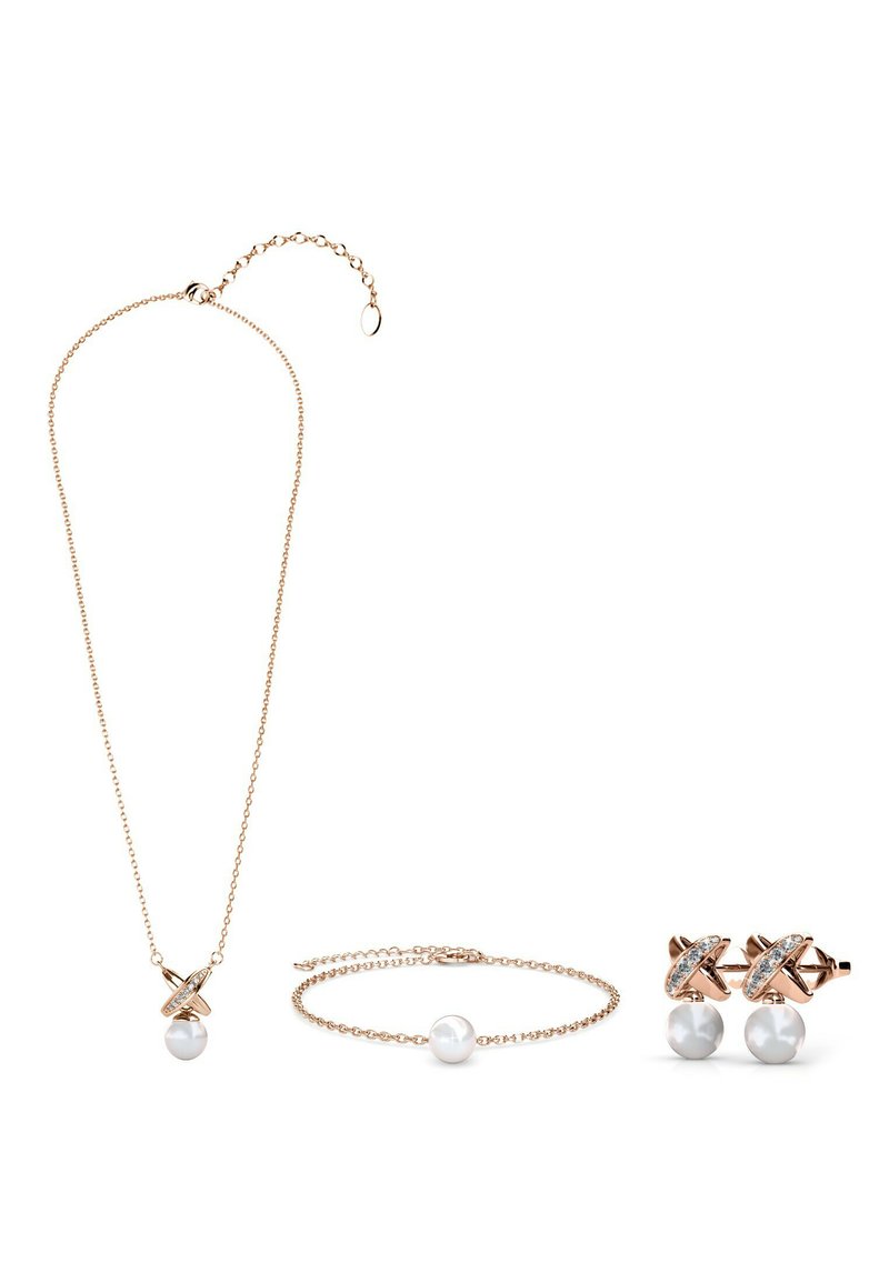 Set di gioielli in oro rosa composto da collana, bracciale e orecchini. Ogni pezzo include perle bianche e dettagli elaborati.