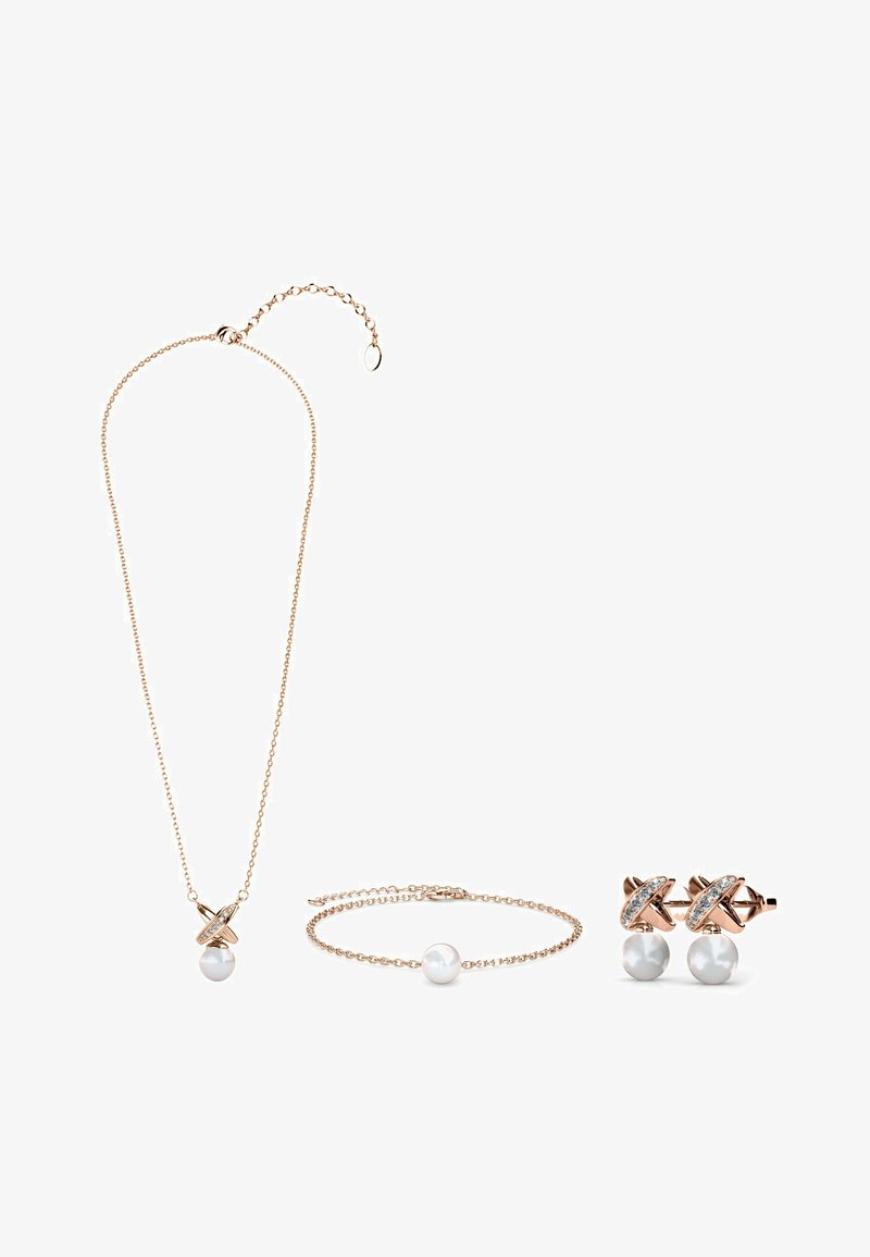 Set di gioielli in oro rosa composto da collana, bracciale e orecchini. Ogni pezzo include perle bianche e dettagli elaborati.