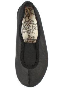 Zwarte balletflat met een textuurleer buitenkant, elastische kraag en een gegolfde binnenvoering met een merklogo.