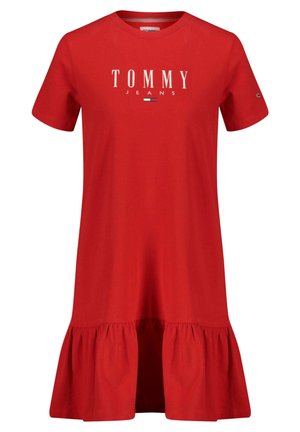 Rød kortærmet kjole med teksten "TOMMY JEANS" og logo på brystet, med flæsekant og rund halsudskæring.