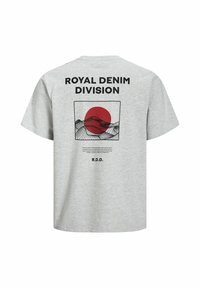Ανοιχτό γκρι μπλουζάκι με μαύρο κείμενο "ROYAL DENIM DIVISION," έναν κόκκινο κύκλο, μαύρες κυματιστές ορεινές γραμμές μέσα σε ένα τετράγωνο και μικρό κείμενο από κάτω.
