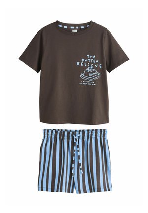 Brun kortærmet top med blå sommerfuglegrafik og tekst, kombineret med blå og brune lodrette stribede shorts med snøre i taljen.