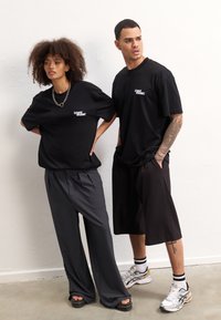 YOURTURN UNISEX - Print T-shirt - black