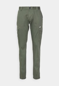 Kaki kalhoty olivové barvy vyrobené z bavlněné látky. Mají dvě boční kapsy, knoflíkové zapínání vpředu a rovné nohavice.