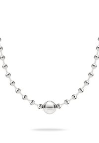 Sølv halskæde med en række runde perler, der skifter i størrelse, med en fremtrædende rund vedhæng, der er gravet med "LIEBESKIND BERLIN."