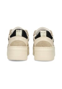 Cremefarbene und schwarze Sneaker mit einer klobigen Sohle, Materialien aus Wildleder und glattem Leder, strukturierter Fersenlasche und minimalistischem Design.